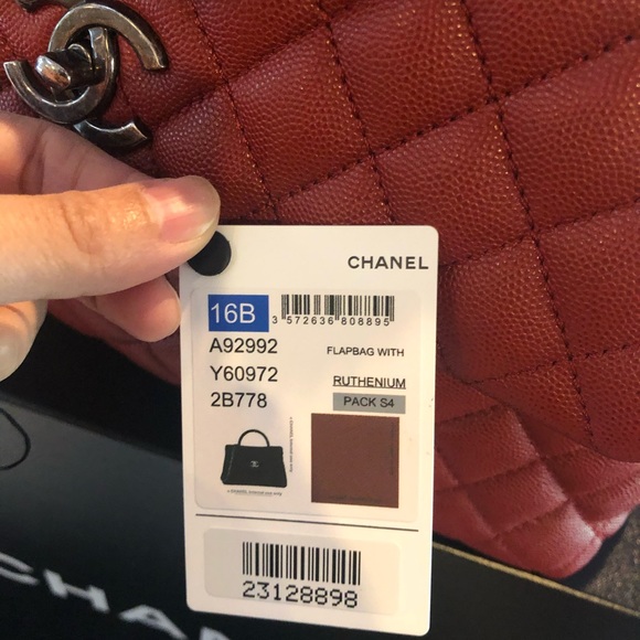 CHANEL Caviar Medium Coco Handle Flap in Red. - Picture 4 of 14
